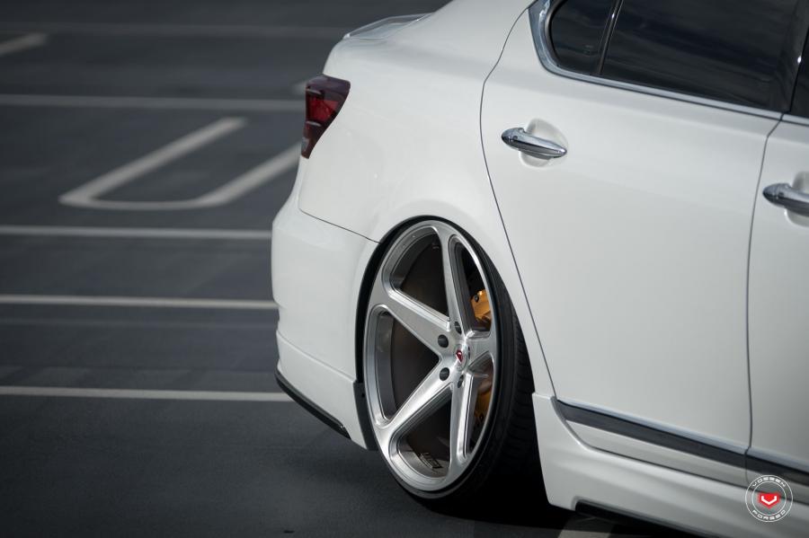 Детали экстерьера Lexus LS460 on Vossen Wheels (CG-201) 2016 года  (фото 14 из 21)